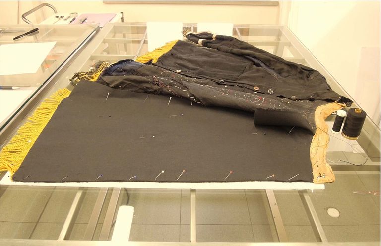 giacca costume n°9 durante l'intervento di restauro (lacuna), ricostruzione sartoriale della parte mancante - ph.: R.T. Restauro Tessile